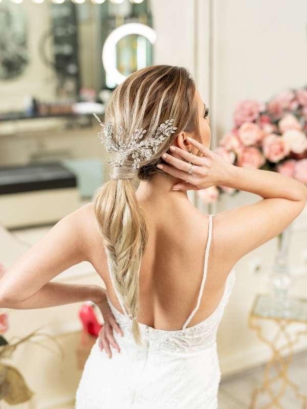 Beautiful-bridal-ponytail-wedding-hairstyle-for-brides-to-be-featuring-elegant-volume-and-a-romantic-bridal-look-perfect-for-weddings. 