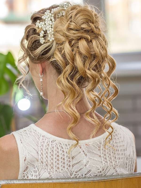 Bride-to-be-with-natural-curly-wedding-hair-featuring-defined-voluminous-curls-and-a-romantic-bridal-hairstyle-perfect-for-wedding-day-inspiration. 