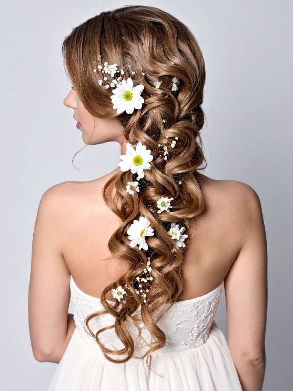 Bride-to-be-wearing-a-wedding Hair-with-fresh-flowers-featuring-elegant-wedding-hair-adorned-with-floral-accents-for-a-beautiful-wedding-day-look. 