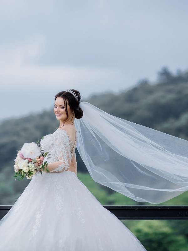 Wedding-hair-inspo-with-a-veil-for-brides-to-be-featuring-an-elegant-bridal-hairstyle-romantic styling-and-a-timeless-wedding-day-look. 