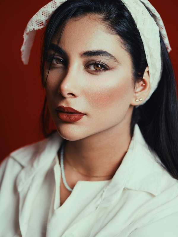 A-Lady-In-White-Top-With-Matching-Romantic-fashionable-headband-hairstyle-for-dinner-date