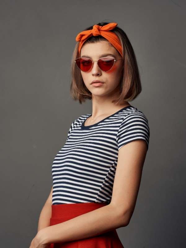 Short-hair-styled-with-a-fashionable-headband-hairstyles