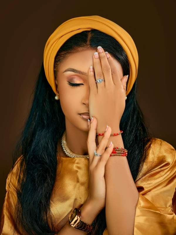 Straight-hairstyle-with-a-headband-sleek-smooth-hair-styled-neatly-with-a-fashionable-headband-for-a-simple-and-elegant-everyday look. 