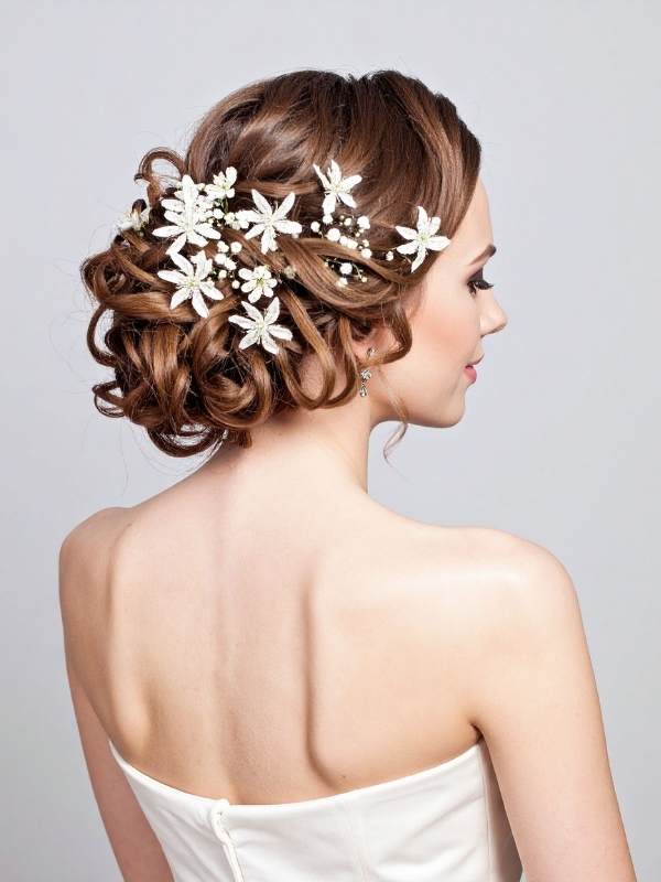 Bride-to-be-showcasing-romantic-wedding-loose-curls-hairstyle-with-soft-flowing-waves-for-feminine-wedding-look. 