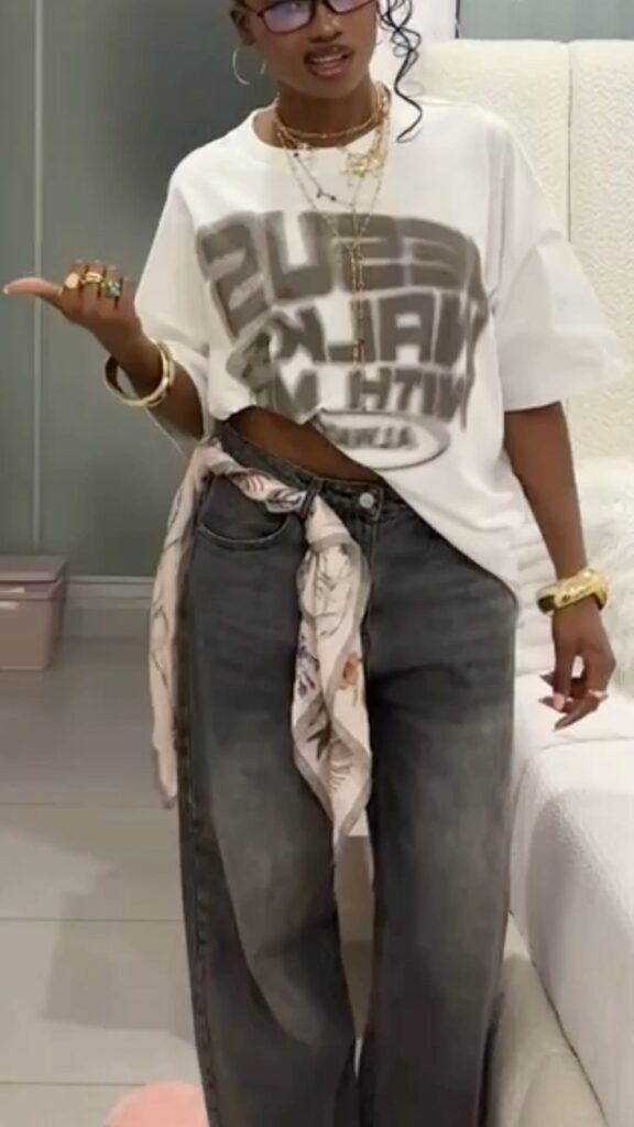 Accessories-That-Instantly-Elevate-an-Oversized-T-Shirt.