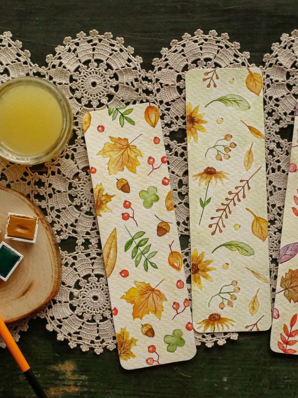 Handmade-bookmarks-with-creative-colorful-DIY-designs