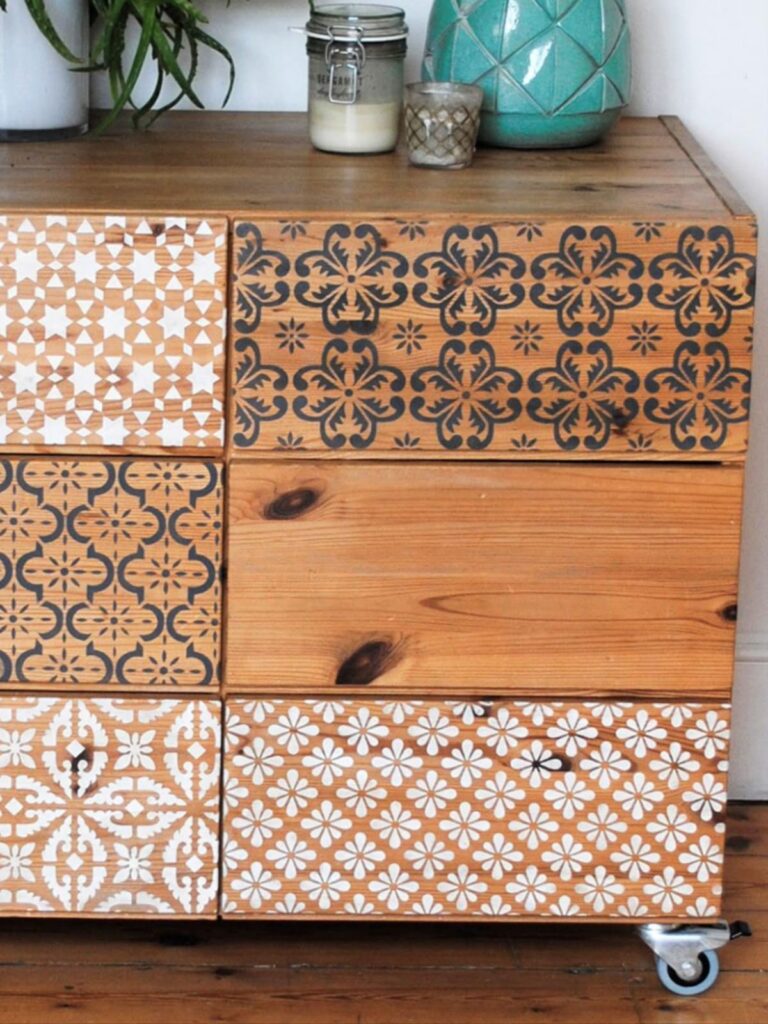 Painted-or-Stenciled-Accent-DIY-bedroom-decor-ideas.-Pieces-