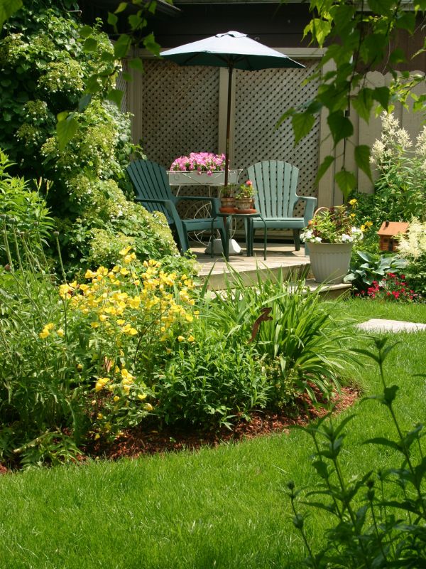 cozy-backyard-patio-with-chairs-umbrellas-and-plants-diy-gardening-ideas-for-a- small-space