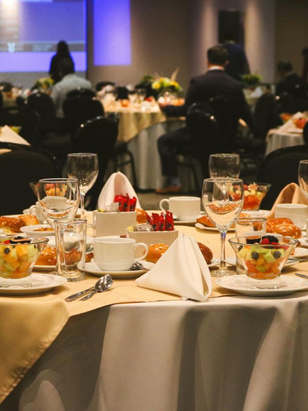 wedding-reception-dining-table-with-place-setting
