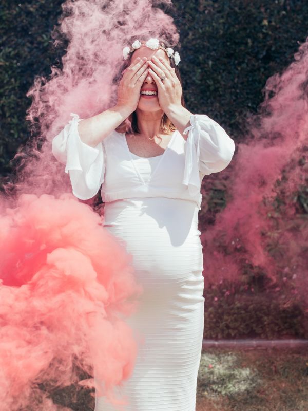 gender-reveal-party-ideas-decorations-of-a-pink-smoke