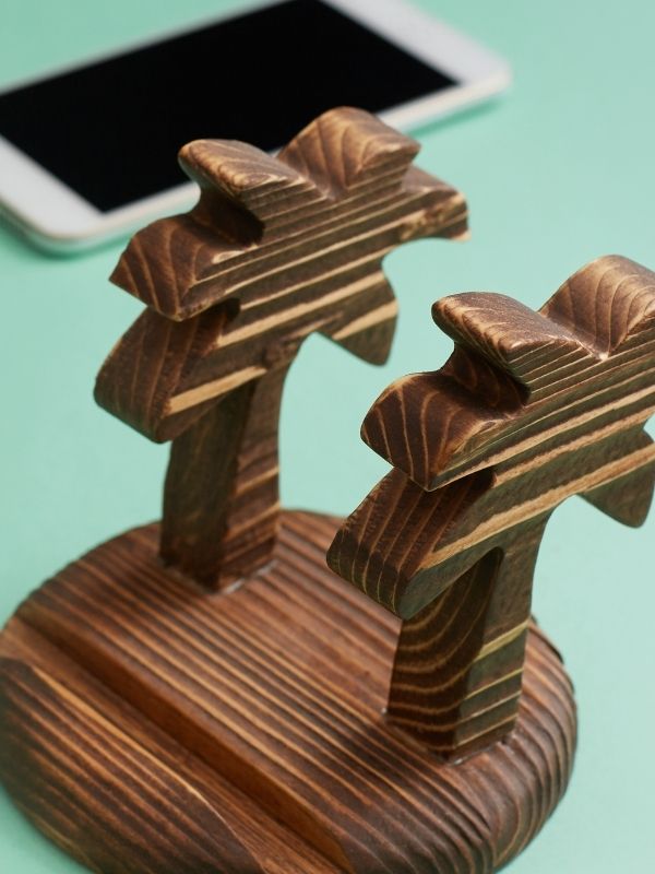 wood-burning-craft-ideas-of-a-wooden-phone-stand