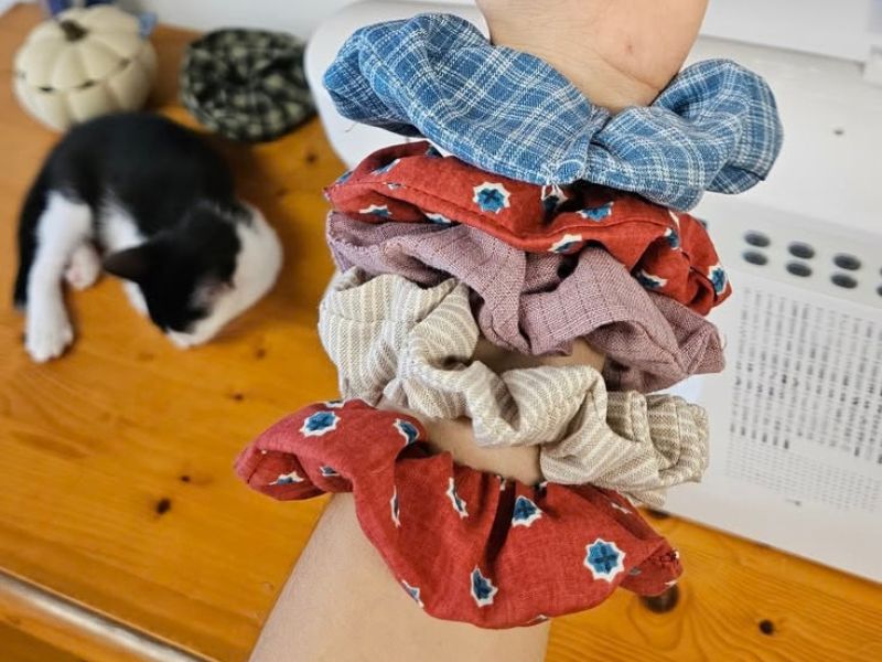 Featured-image-on-How-to-Sew-Scrunchies-for -Beginners
